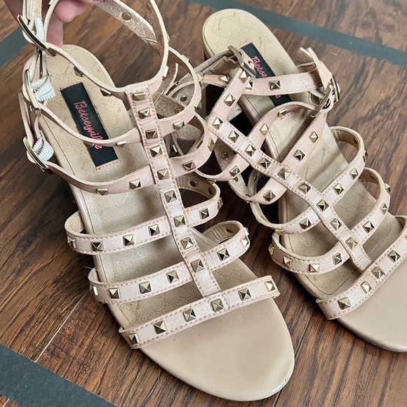 BETSEYVILLE Naveah Gladiator Gold Studded Tan Block Heeled Sandals - Picture 7 of 8